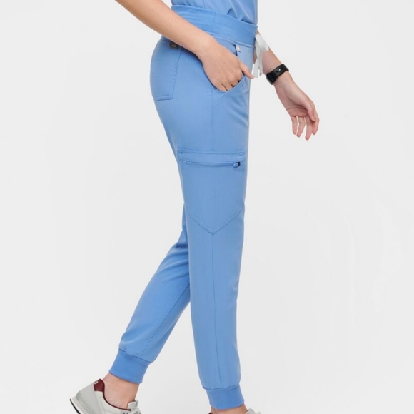 Figs Set Catarina One-Pocket Scrub Top / Zamora Jogger Scrub Pants - Picture 3 of 13